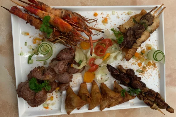 assiette-mixte-restaurant-mood-a-kinshasa.webp